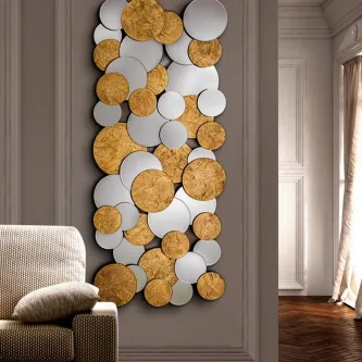 Espelho Cirze 2 vertical com mosaico de círculos espelhados e discos dourados texturados