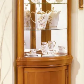 Vitrine Canto Lux em madeira clara com serviço de chá em porcelana branca decorada