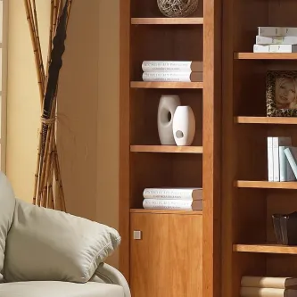 Módulo estante moderna em madeira com prateleiras, livros e vaso decorativo