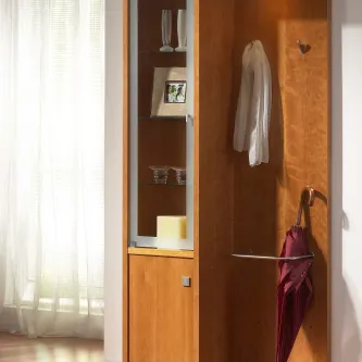 Bengaleiro porta vidro em madeira com suporte metálico e guarda-chuva bordô pendurado