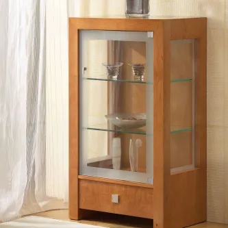 Vitrine 1p baixa em madeira clara com porta de vidro, duas prateleiras e gaveta