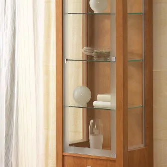 Vitrine alta com porta e prateleiras de vidro em estrutura de madeira clara