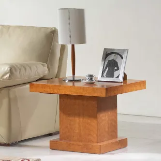 Mesa de centro quadrada em madeira com candeeiro e moldura junto a sofá bege