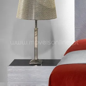 Mesa de cabeceira Java branca com candeeiro metálico e colcha vermelha