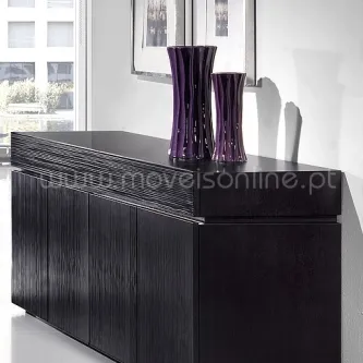 Aparador de gavetao java preto com vasos roxos no tampo