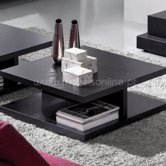 Mesa de centro Java Q preta de duas prateleiras, vasos metálicos e caixas de mármore