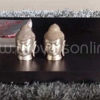 Mesa de centro Java S com duas cabeças de Buda prateadas no tampo