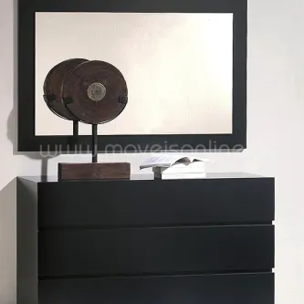 Comoda Dreams com moldura preta, espelho retangular, objeto decorativo redondo e livro