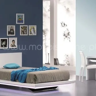 Quarto Infantil Dreams com cama baixa moderna, manta e almofada azuis e quadros na parede