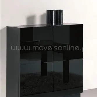 Móvel bar preto lacado com portas de vidro e superfície espelhada