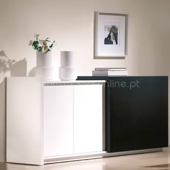 Aparador Olympic portas de correr branco e preto com vasos e quadro