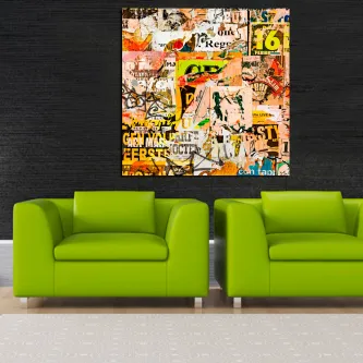 Quadro collage 2 colorido pendurado numa parede escura acima de dois sofás verdes