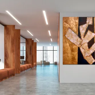 Quadro troço com formas abstratas douradas e pretas numa parede de hall moderno