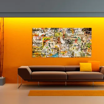 Quadro Big Collage com montagem de posters urbanos e cores vibrantes sobre parede laranja