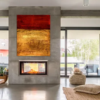 Quadro Filipe abstrato em vermelho e dourado sobre lareira numa sala moderna