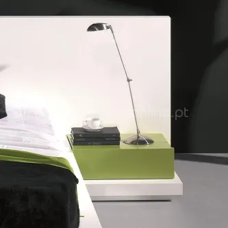 Mesa de cabeceira Dreams 1G verde com candeeiro metálico, livros e chávena