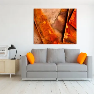Quadro Cake abstrato em tons laranja e castanho sobre sofá cinzento com almofadas laranja