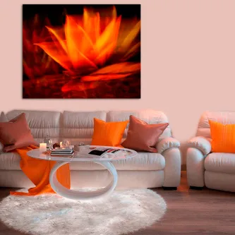 Quadro movimento floral abstrato em tons laranja sobre sofá bege numa sala de estar