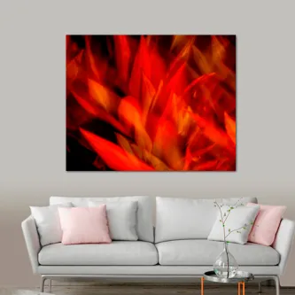 Quadro Fuego com manchas abstratas em vermelho e laranja sobre parede cinzenta