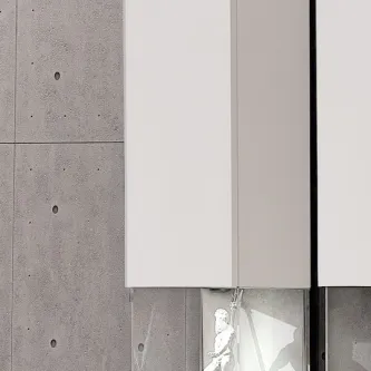 Vitrine suspensa gloss branca com prateleira de vidro e parede de betão