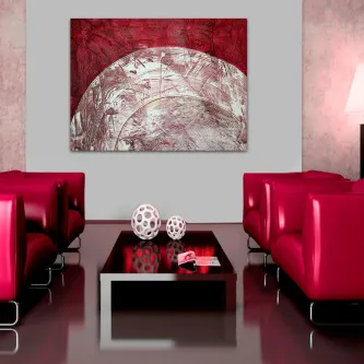 Quadro Dish abstrato com meia-lua prateada sobre fundo vermelho e mesa de centro