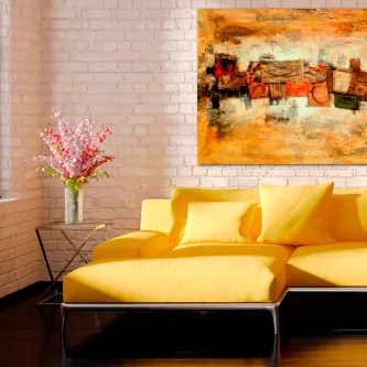 Sala com sofá amarelo e quadro abstrato 'quadro tratores' em tons laranja