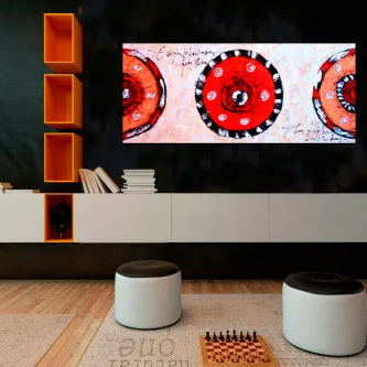 Quadro horizontal com três rodelas vermelhas abstratas sobre fundo claro em parede escura