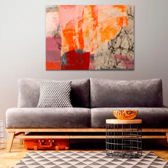 Quadro indecifrável 2 abstrato laranja e vermelho pendurado sobre sofá cinzento