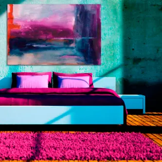 Cama moderna com roupa roxa e quadro abstração escura pendurado na parede