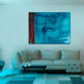 Quadro azul marinho abstrato com faixa vertical castanha, pendurado sobre sofá bege