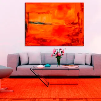 Quadro tela laranja abstrato sobre sofá cinza com mesa de vidro e tapete laranja