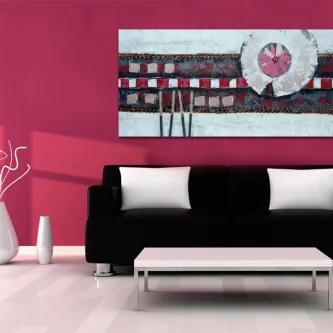 Quadro abstrato com faixas e círculo rosa sobre parede magenta acima de sofá preto