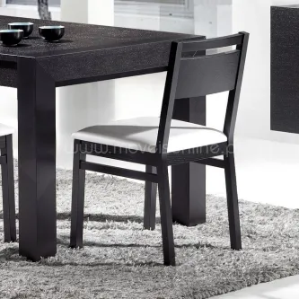 Cadeira Nusa preta com assento estofado branco ao lado de mesa de jantar preta