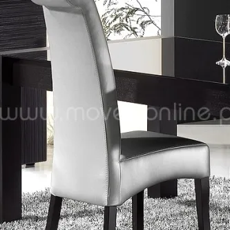 Cadeira alta Java estofada em pele branca com pernas de madeira escura junto a mesa