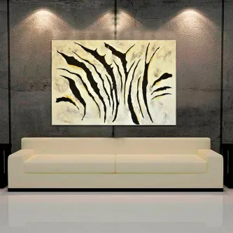 Quadro Pele com manchas abstratas beges, riscas negras e toques dourados sobre parede cinzenta