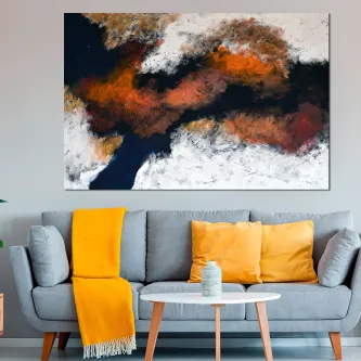 Quadro fumo abstrato com manchas laranja, negras e brancas, sobre sofá cinzento