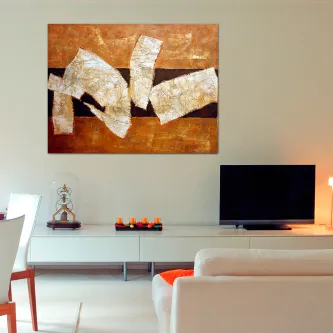 Quadro Abandalhado com formas brancas e douradas sobre fundo castanho na parede da sala