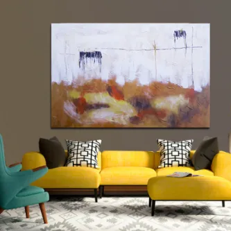 Quadro bejezinho abstrato com manchas brancas e castanhas sobre sofá amarelo