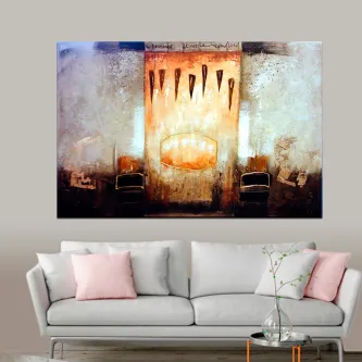 Quadro afiados com painel laranja central, formas pretas e textura abstrata sobre sofá cinzento