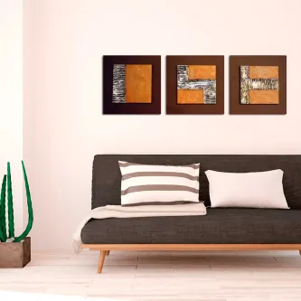 Quadro estendido com três painéis abstratos castanhos e dourados sobre sofá cinzento