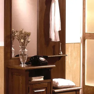 Bengaleiro rústico em madeira com espelho, prateleira, banco e vaso com flores