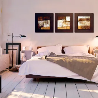 Quadro dobrado com três painéis abstratos castanhos pendurados acima da cama