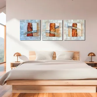 Quadro Volta Cinza tríptico abstrato em tons cinza e laranja sobre cama de madeira