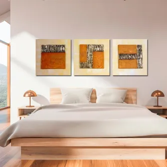 Conjunto de três quadros beje com blocos laranja e riscas pretas