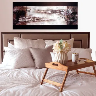 Quadro Escura Ventania pendurado sobre cabeceira com pintura abstrata horizontal em tons escuros