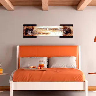 Cama com cabeceira laranja e quadro castanho lateral abstrato acima