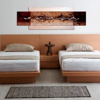Quadro Espaços Castanhos abstrato em tons castanhos sobre cabeceira entre duas camas