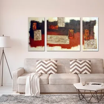 Quadro multiformas com três painéis abstratos em tons vermelhos, pretos e bege sobre sofá