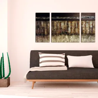 Quadro Terra tríptico abstrato em tons terra sobre sofá cinzento com almofadas