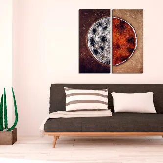 Quadro com lua texturada à esquerda e sol avermelhado à direita